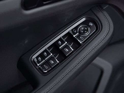 Certified 2025 Porsche Macan image 19