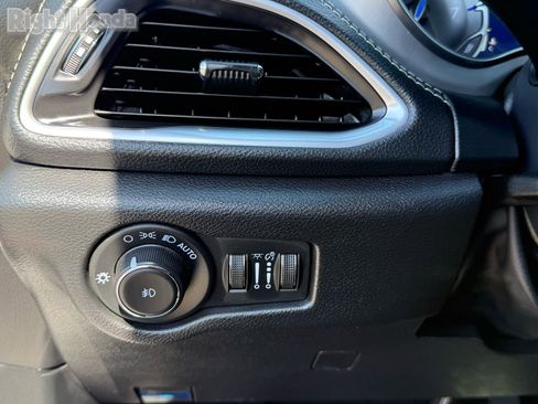 Used 2025 Chrysler Pacifica Limited image 14