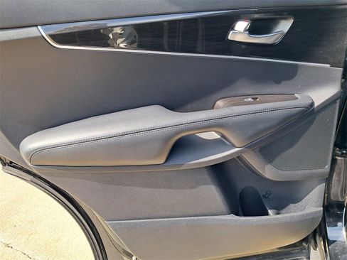 Used 2019 Kia Sorento LX image 11