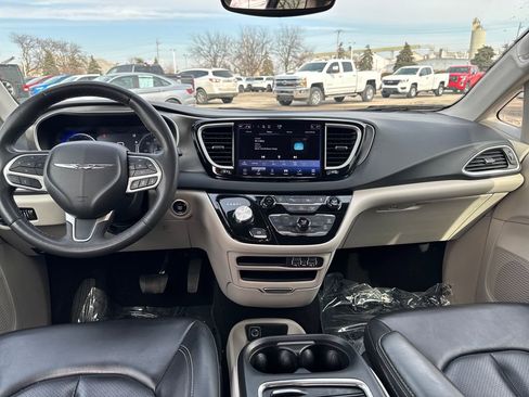 Certified 2023 Chrysler Pacifica Touring-L image 15