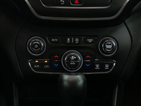 Used 2020 Jeep Cherokee Trailhawk w/ Cold Weather Group AWD/4WD image 18