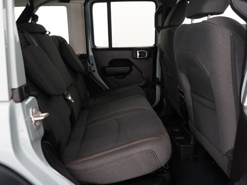 Used 2024 Jeep Wrangler Unlimited image 14