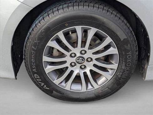 Used 2020 Toyota Sienna XLE Premium image 24