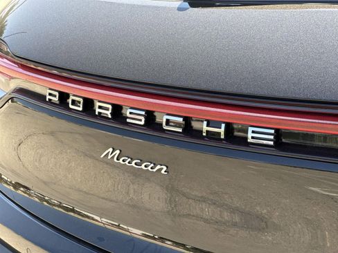 Used 2022 Porsche Macan image 36