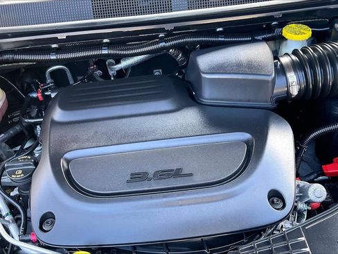 Used 2023 Chrysler Pacifica Touring-L FWD image 34
