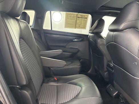 Used 2025 Toyota Highlander XSE AWD/4WD image 28