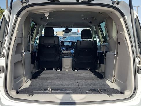 Certified 2024 Chrysler Pacifica Touring-L image 9