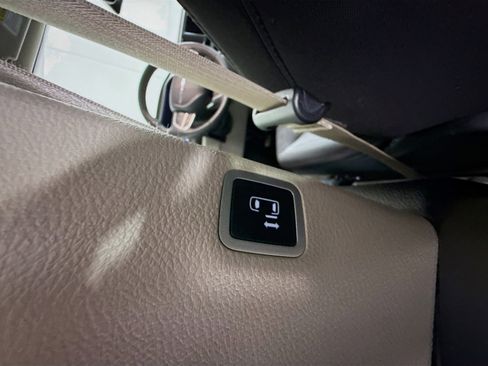 Used 2023 Chrysler Voyager LX image 42