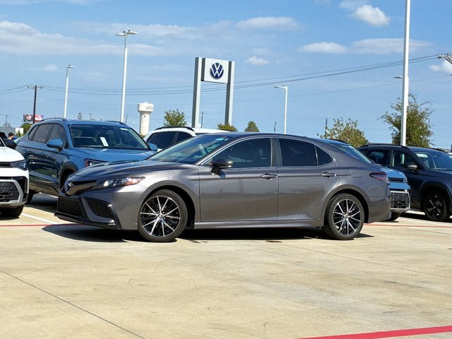 Used 2023 Toyota Camry SE FWD image 2