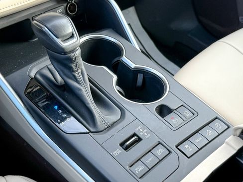 Used 2022 Toyota Highlander XLE image 19