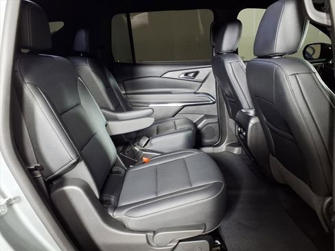 Used 2024 Chevrolet Traverse LT image 11