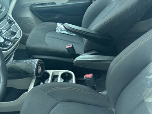 Used 2017 Chrysler Pacifica LX FWD image 11