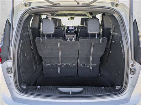 Used 2024 Chrysler Pacifica Limited image 6
