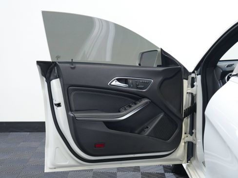 Used 2015 Mercedes-Benz CLA 250 image 21