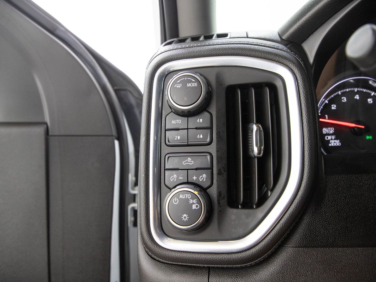 Used 2021 Chevrolet Silverado 1500 LT AWD/4WD image 25