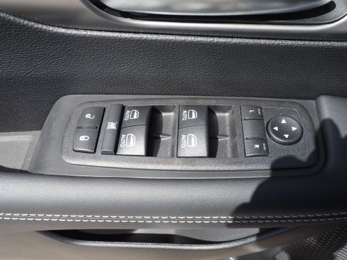 New 2025 Chrysler Pacifica Select w/ Uconnect Theater Family Group image 30