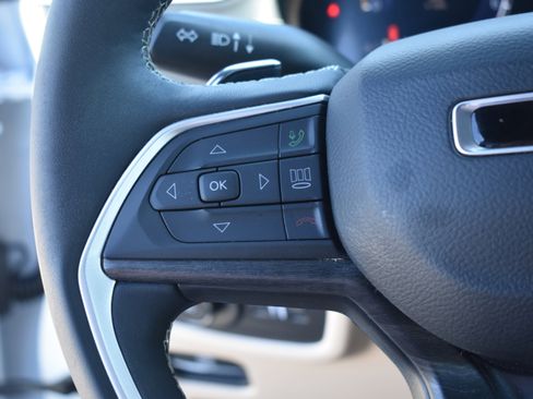 Used 2025 Jeep Grand Cherokee Limited w/ Luxury Tech Group II image 15