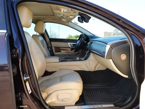 Used 2013 Jaguar XF image 25