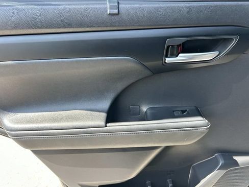 Used 2023 Toyota Highlander XSE FWD image 19