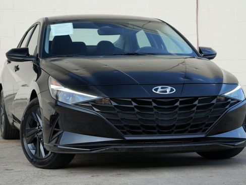 Used 2023 Hyundai Elantra SEL w/ Cargo Package FWD image 2