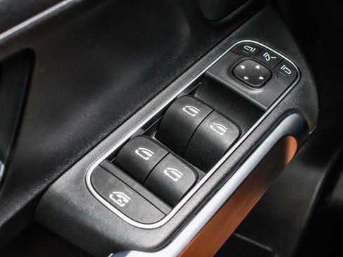 Used 2024 Mercedes-Benz GLB 250 4MATIC w/ Driver Assistance Package image 11