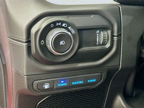 Used 2025 Jeep Wrangler Unlimited Sahara AWD/4WD image 17