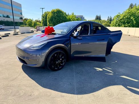 Used 2022 Tesla Model Y Long Range AWD/4WD image 40