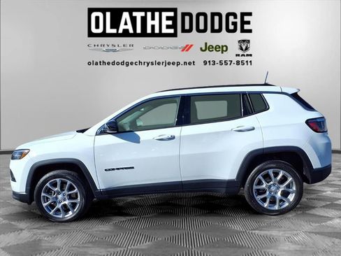 Used 2024 Jeep Compass Latitude image 17