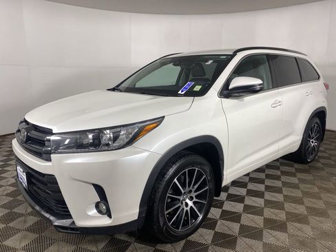 Used 2018 Toyota Highlander SE image 3