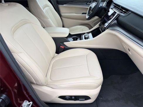 Used 2024 Jeep Grand Cherokee Limited w/ Luxury Tech Group II AWD/4WD image 12
