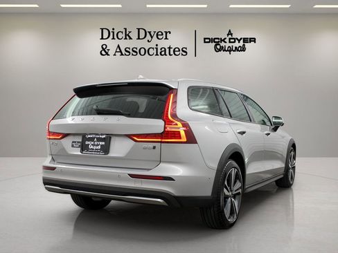 Used 2025 Volvo V60 B5 Cross Country Plus AWD/4WD image 2