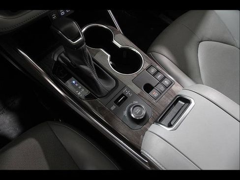 Used 2023 Toyota Highlander Limited AWD/4WD image 16