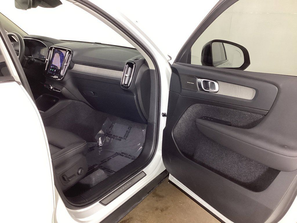 Used 2024 Volvo XC40 B5 Plus w/ Protection Package Premier AWD/4WD image 22