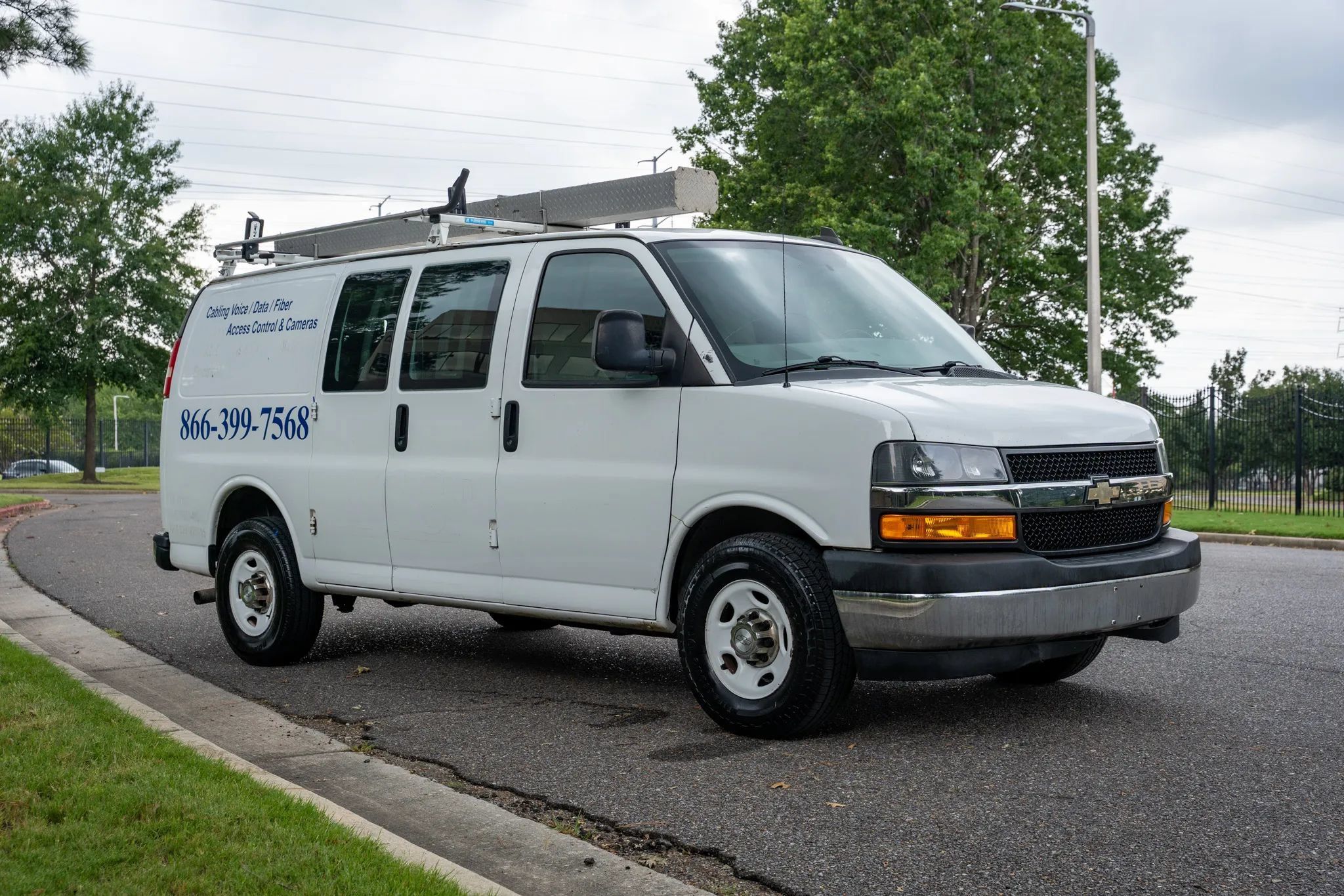 Used 2018 Chevrolet Express 2500 w/ Driver Convenience Package RWD image 4