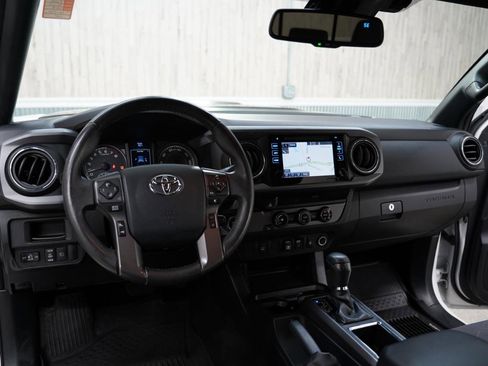 Used 2018 Toyota Tacoma TRD Sport image 11