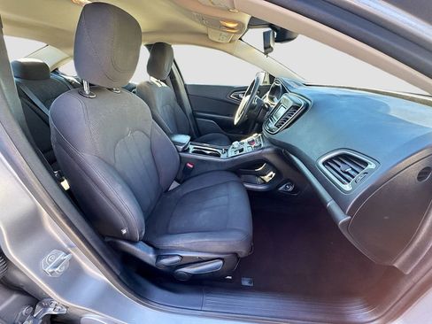 Used 2016 Chrysler 200 Limited image 31