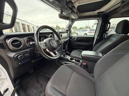 Used 2022 Jeep Wrangler Unlimited Rubicon 4xe w/ Cold Weather Group AWD/4WD image 11