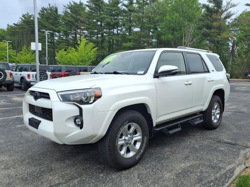 Used 2022 Toyota 4Runner SR5 Premium w/ Moonroof Package AWD/4WD image 5