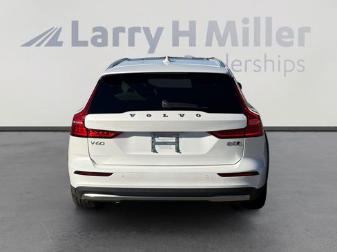 Used 2025 Volvo V60 B5 Cross Country Ultra AWD/4WD image 4