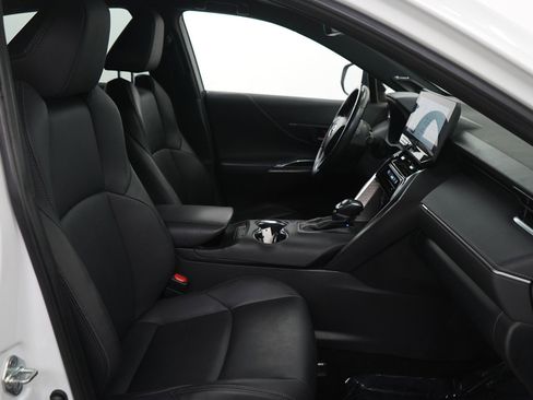 Used 2023 Toyota Venza XLE image 10