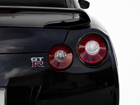 Used 2021 Nissan GT-R Premium image 25