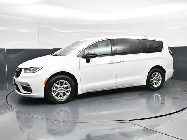 Certified 2024 Chrysler Pacifica Touring-L FWD image 9