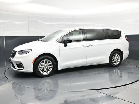 Certified 2024 Chrysler Pacifica Touring-L FWD image 9