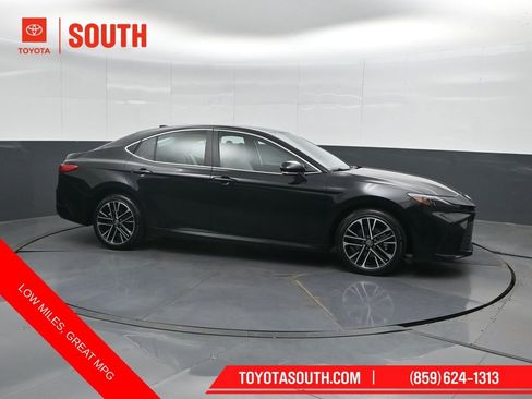 Used 2025 Toyota Camry XLE image 1