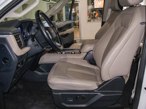 Used 2024 Ford Expedition Limited image 8