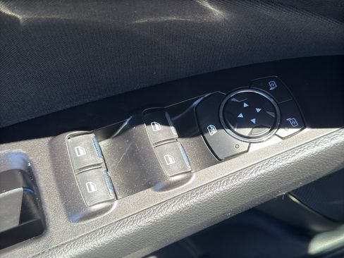 Used 2018 Ford Fusion SE w/ Equipment Group 201A FWD image 12