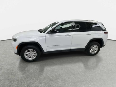 Used 2024 Jeep Grand Cherokee Laredo AWD/4WD image 5