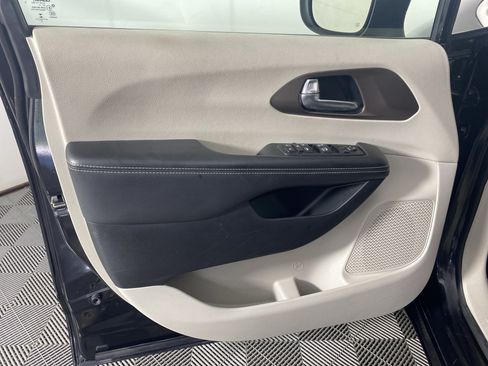 Used 2023 Chrysler Voyager LX FWD image 11