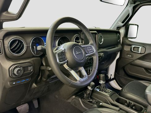 Used 2023 Jeep Wrangler Unlimited Sahara w/ Cold Weather Group AWD/4WD image 18