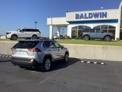 Used 2022 Toyota RAV4 XLE Premium image 7